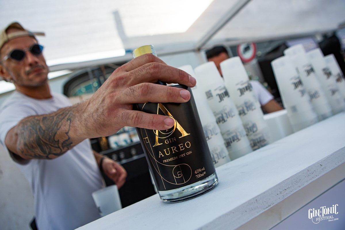 Gin Aureo servito al bancone del Gin & Tonic Festival